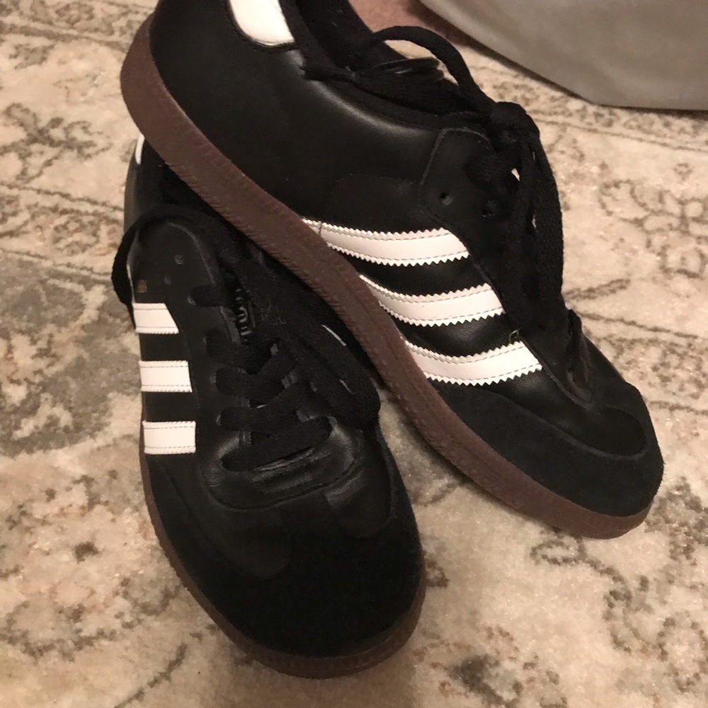 Tennis shoes